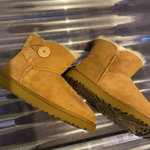 Luxurious uggs boots , never been worn, size 8, I would like someone to love!